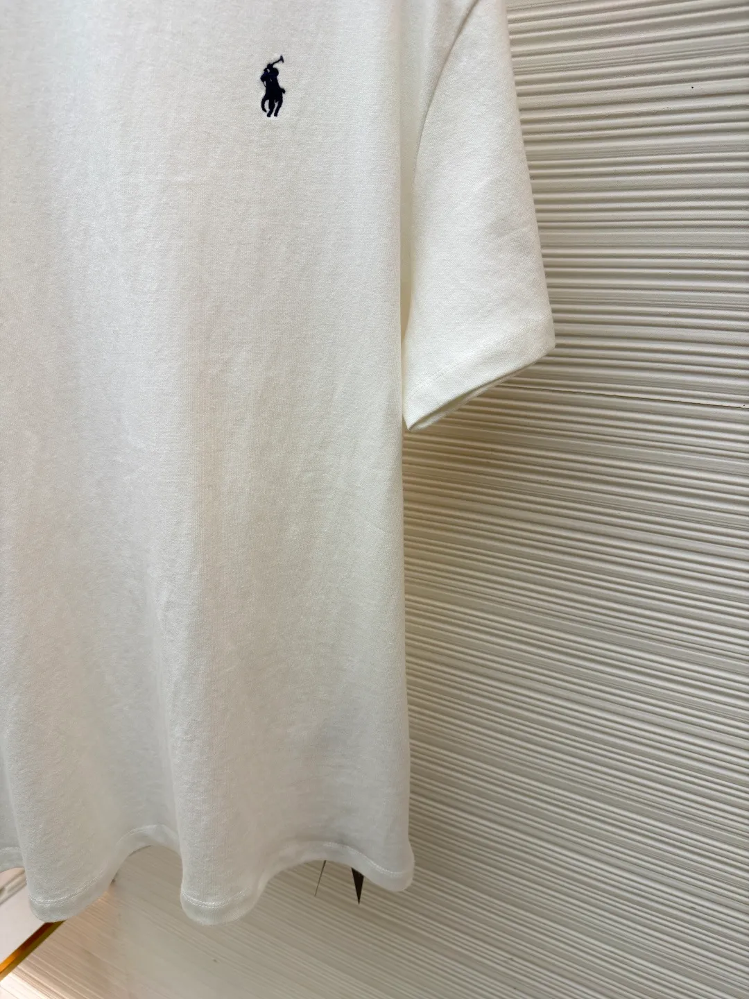 Ralph Lauren logo embroidered short sleeves ●Original version: Purchased and developed for 990 ●Item number: 1682485-X80 ●Material: linen soft plain fabric ●Technology: embroidery production ●Color: white ●Version: Fitted version ●Weight: about 270 grams ●Size: S-M-L-XL ●Description: Customized cotton and linen soft plain fabric, delicate touch, comfortable and close to the skin, with deep black as the main color Exquisite red pony logo is embellished throughout. It is highly recognizable. It brings an atmosphere of freedom and vitality. A symphony of pure and smart colors. It outlines a high-end outline with extreme simplicity and becomes the smart focus of the vision. It shows taste in silence and adopts imported machine embroidery technology. It uses advanced computer control system and precise mechanical components to realize the iconic pony embroidery operation. High precision. The lines are smooth and delicate. The fabrics have been washed. It has a better hand feel and texture. It is not easy to deform and not shrink. Not easy to fade and maintain long-lasting beauty. The overall wiring is straight and delicate, the fabric is comfortable and soft, and the color is consistent without color difference. It can be matched with the same style to create a fashionable look and control various occasions. Customized accessories, complete with three standards, same style for men and women!